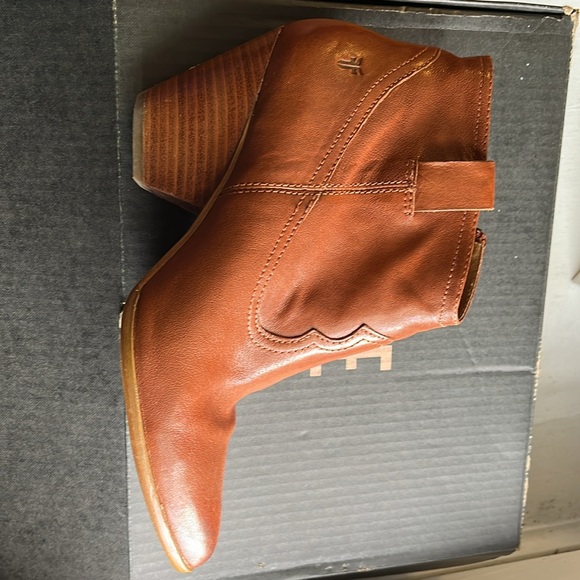 Great condition Frye Reina bootie in cognac size 9.5 - Picture 4 of 9